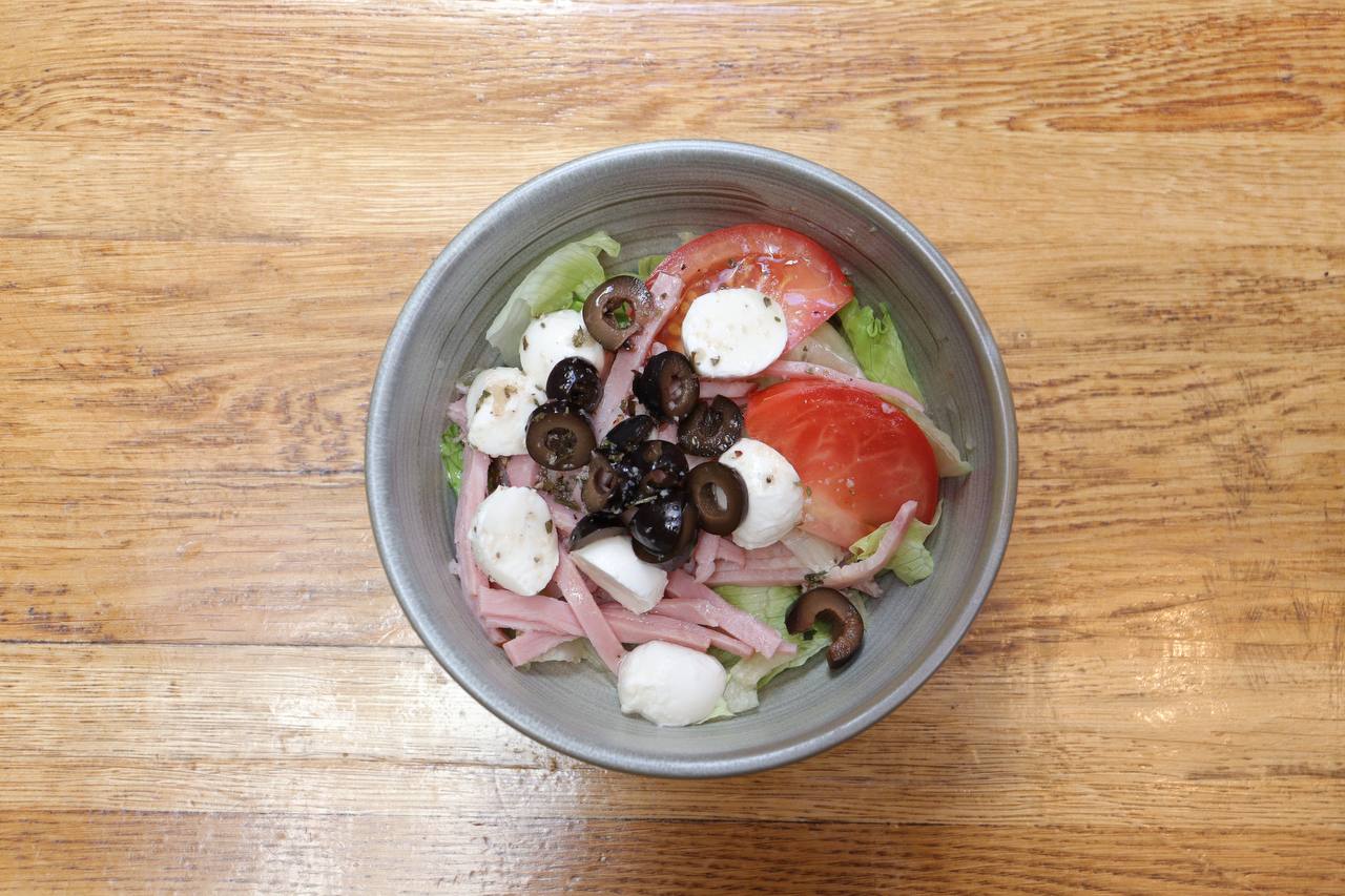 Овощной_салат_с_моцареллой_и_ветчиной