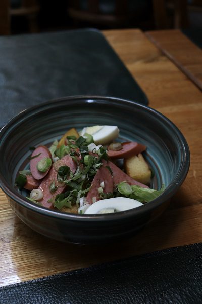 Салат_с_копчеными_колбасками_и_печеным_картофелем1