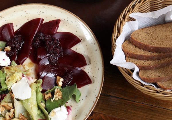 Салат_с_печеной_свеклой_и_мягким_сыром
