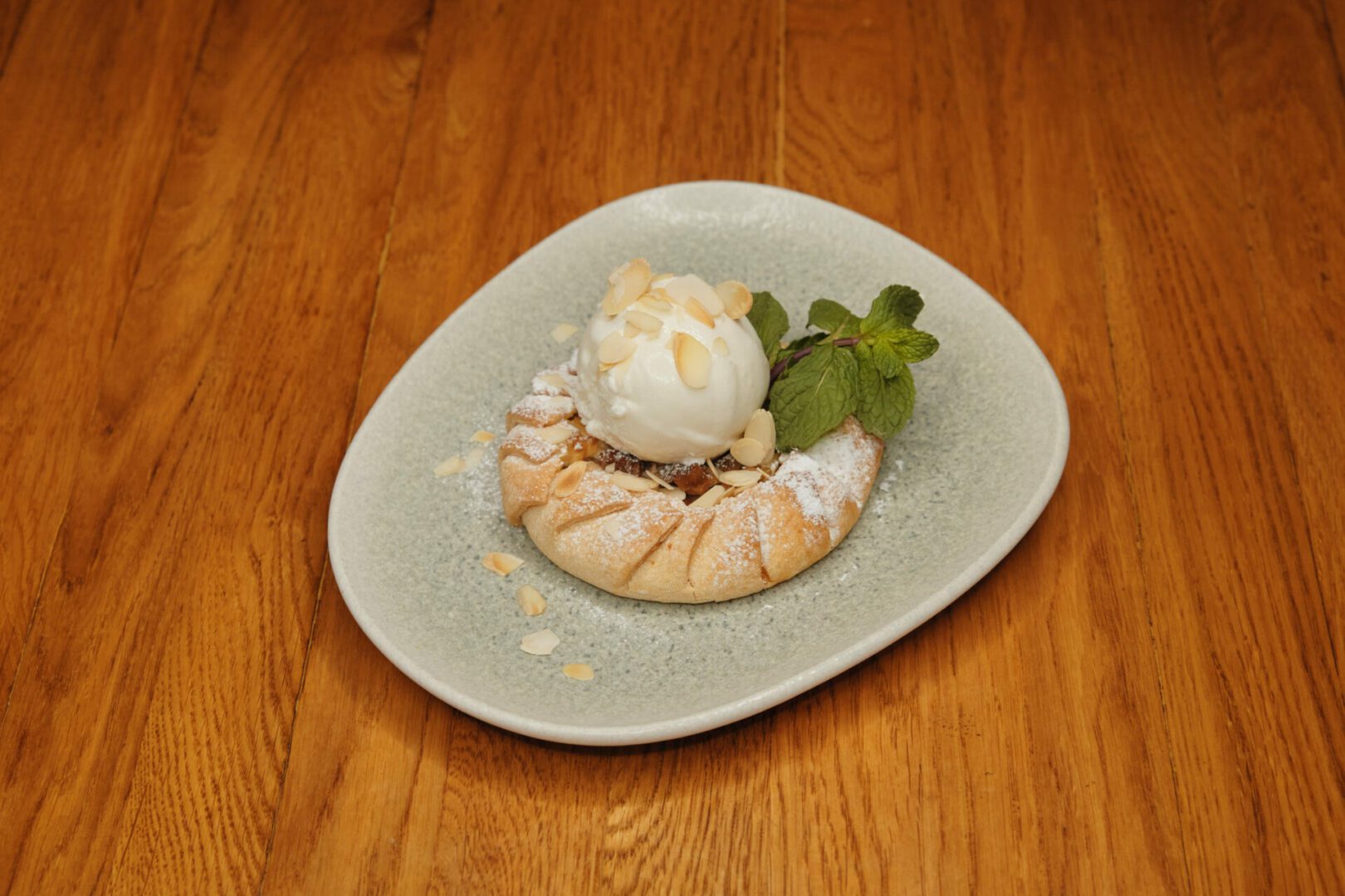 галета с грушей с ван мороженым