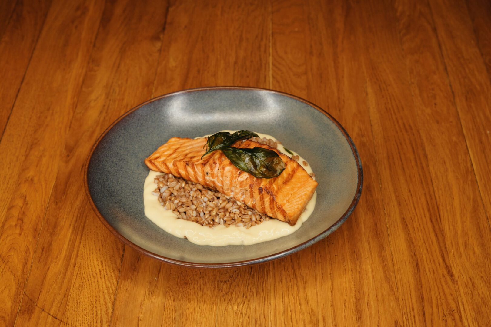 стейк из лосося с полбой и сырным муссом