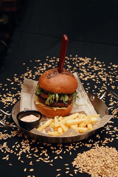 Бургер_с_говяжьей_котлетой,_жареным_чеддером_и_луковым_мармеладом