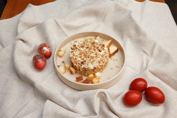 Сытный мясной салат с языком