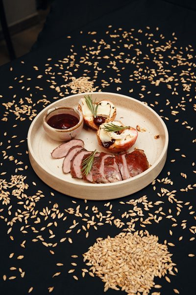 Утка с печеным яблоком