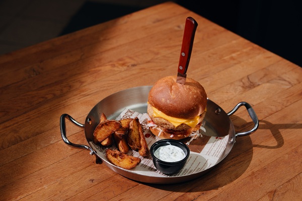 бел_бургер_с_куриной_котлетой,_драником_и_пряной_капустой