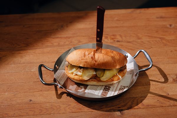 бел_хот_дог_с_драником,_колбаской_гриль_и_капустой_Коул_слоу