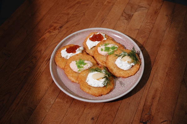 драники_с_икрой_лосося,_сельди_и_муссом_из_форели