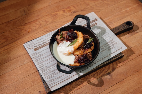 драники_с_рваной_говядиной,_слив_соусом_и_луковым_мармеладом