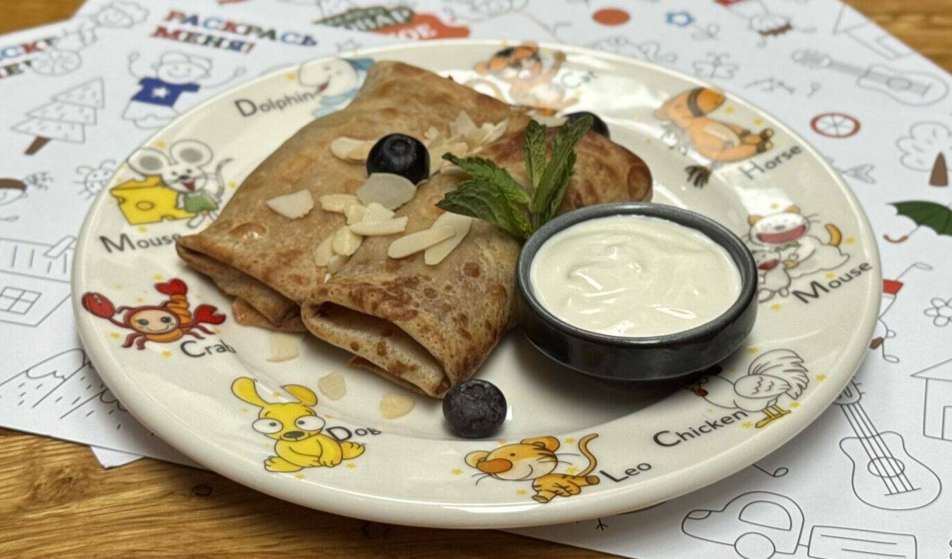 Блинчики с яблоком и сладкой сметаной